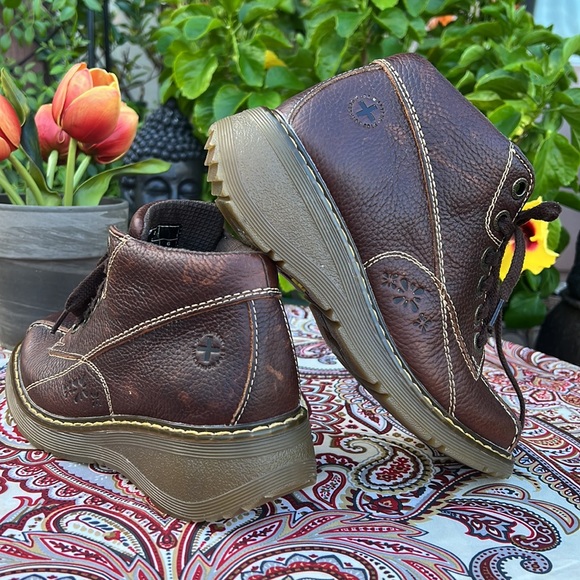 Dr. Martens Vintage Daisy Floral Embossed Brown Ankle Boots - Picture 12 of 17
